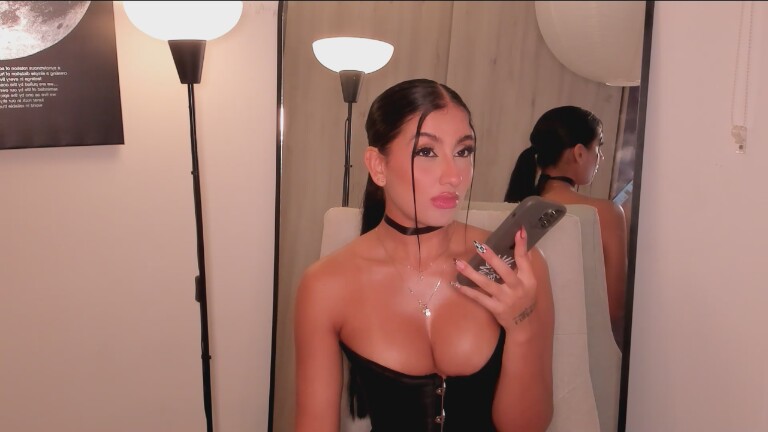 Nina_Cravizz's Streamate show and profile