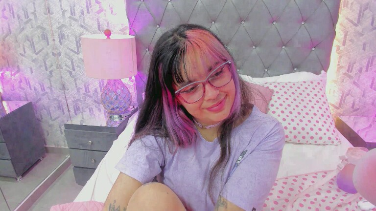 MaddyeWaves's Streamate show and profile