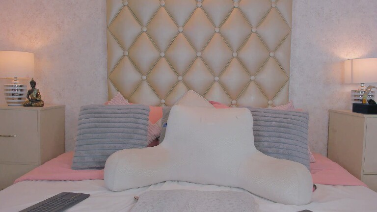 MiaaCaastro's Streamate show and profile