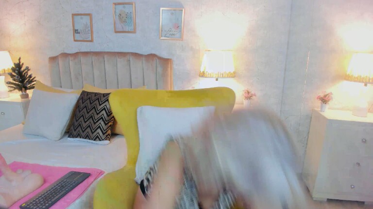 MoulinLamour's Streamate show and profile