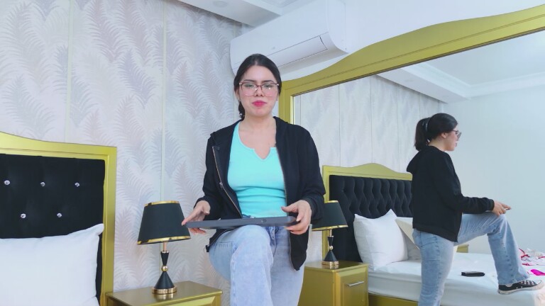 ZoeCortes's Streamate show and profile