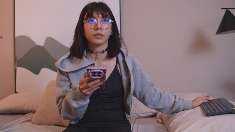 ZaraMiiuw's Streamate show and profile