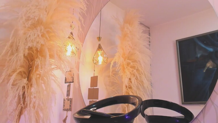 SaraDiesss's Streamate show and profile