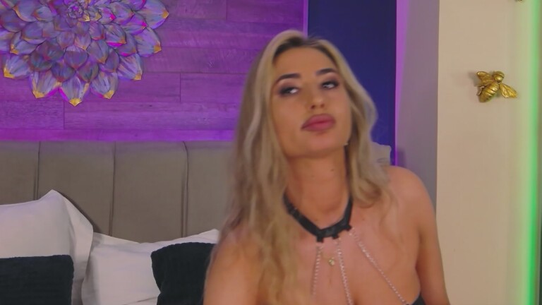 LoraDevine's Streamate show and profile